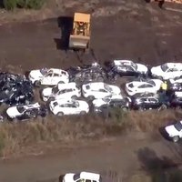Video: Vilciena avārijā iznīcināts simts jaunu BMW automobiļu