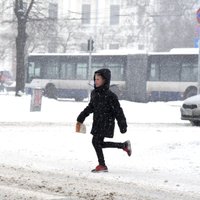 Снегопад в Риге: общественный транспорт задерживается на 20 минут, "снежных билетов" нет