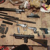 Foto: Policija konfiscē plašu ieroču un munīcijas arsenālu