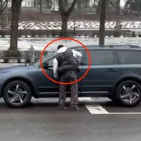 Video: Rīgā 'Lexus' vadītājs mēģina izdauzīt logu 'Volvo' autovadītājai