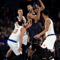 Porziņģa lieliskā spēle un 28 punkti neglābj 'Knicks' no zaudējuma Jūtas 'Jazz'