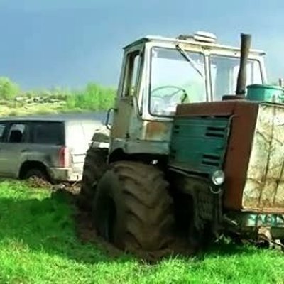 Video: velkot džipu, dubļos iestieg arī traktors