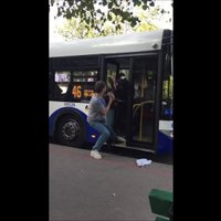 ВИДЕО: "Krievu, ... ". Пьяная четверка устроила разборки в автобусе 46-го маршрута