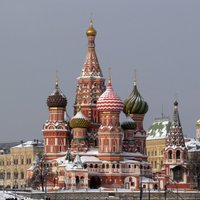 Kremlis šobrīd nekomentē, vai Putins piedalīsies Ņemcova bērēs