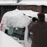 Рига утопает в снегу: зафиксировано более 300 нарушений в связи с очисткой тротуаров и крыш зданий от снега и льда