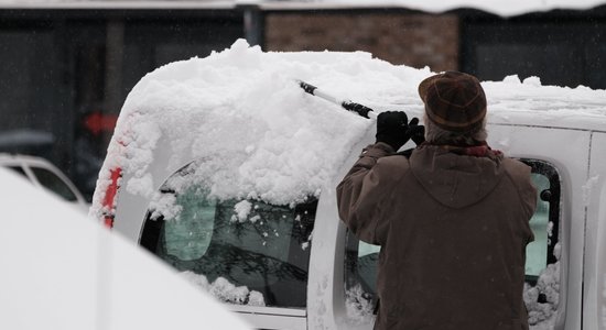 Рига утопает в снегу: зафиксировано более 300 нарушений в связи с очисткой тротуаров и крыш зданий от снега и льда