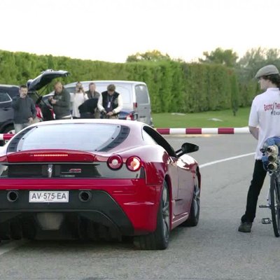Video: Reaktīvais velosipēds piesmej 'Ferrari' superauto