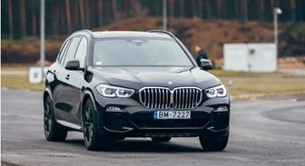 Foto: Latvijā ieradies jaunās paaudzes 'BMW X5' apvidnieks