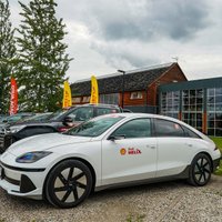 Jaunākie auto modeļi tiekas 'Latvijas Gada auto' braucienā Zemgalē