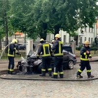Rīgas centrā ar atklātu liesmu sadegusi automašīna
