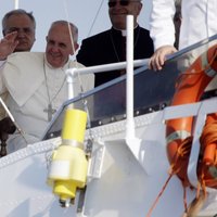 Pāvests apmeklē imigrantu salu Lampedūzu