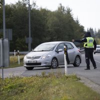 Pastāvēt un nomierināties ceļmalā – Igaunijas policija sāk eksperimentu ātruma pārsniedzēju audzināšanai