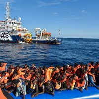'Delfi' no Itālijas: Bēgļu luksusa laivas un dzīve 'teltī dubļos'