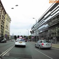 Video: Taksometra vadītājs uzspļauj noteikumiem Brīvības ielā