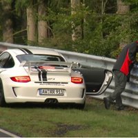 Video: Nirburgringas trasē 'Porsche' piestāj, lai pasažieris pavemtu