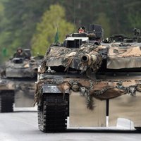 Stoltenbergs: Pa tiltiem, ceļiem un dzelzceļam Eiropā ir jāspēj pārvadāt NATO tankus