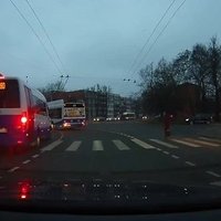 ВИДЕО: Маршрутка Rīgas satiksme мчится на красный свет (+ комментарий)