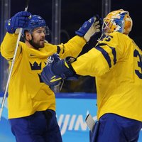 Zviedrijas hokejisti pirmajā periodā ieliek pamatus uzvarai pār slovākiem