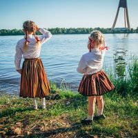 Pēdējos gados strauji samazinās no Latvijas aizbraukušo bērnu skaits
