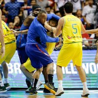 Video: Brutāls kautiņš starp Austrālijas un Filipīnu basketbolistiem