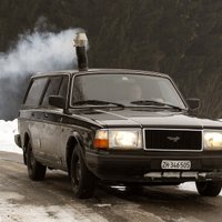 'Volvo 240' universālis ar malkas krāsniņu salonā