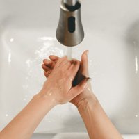 Kā rīkoties, lai roku āda nesāpētu pēc biežas mazgāšanas un dezinfekcijas