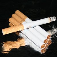 Divus vīriešus tiesās par 150 tūkstošu eiro vērtu kontrabandas cigarešu glabāšanu un pārvietošanu