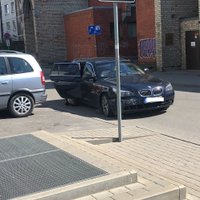 Очевидец: В Риге BMW протаранила припаркованные машины. Водитель уснул