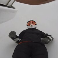 Video: Pauls Timrots ar lāpstu nošļūc pa Siguldas bobsleja trasi