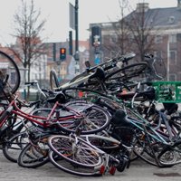 Kopenhāgenas vadību un iedzīvotājus uztrauc nomesto velosipēdu kaudzes; trūkst velonovietņu