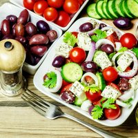 Kad aukstās zupas apnikušas: kā pareizi pagatavot atsvaidzinošos grieķu salātus