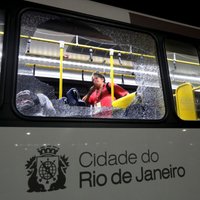 ВИДЕО: В Рио-де-Жанейро забросали камнями автобус с журналистами