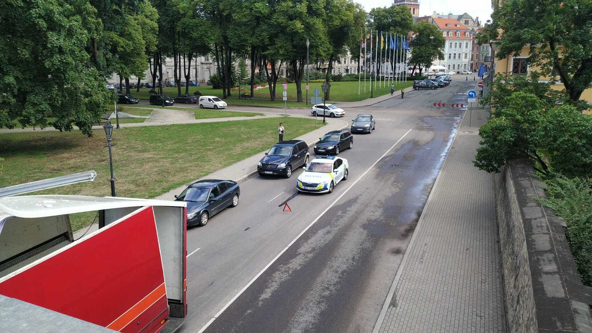 ФОТО: За несколько дней под Вантовым мостом застряли две грузовые автомашины