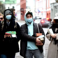 Radošie ar ķieģeļiem rokās pie Saeimas protestē pret plānotajām izmaiņām autoratlīdzību režīmā