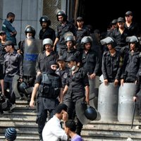 Drošības spēki ieņēmuši aplenkto Kairas mošeju; ierosina likvidēt 'Musulmaņu brālību'