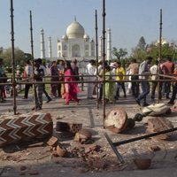 Indijā vētra sagrauj divus slavenā Tadžmahala mauzoleja minaretus