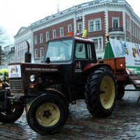 Возмущенные крестьяне приехали в Ригу на советских тракторах