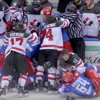 Video: Kanādas un Krievijas hokeja izlase turnīrā Sočos sarīko pamatīgu kautiņu