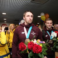 Foto: Mājās sagaidīti Phjončhanas olimpisko spēļu bronzas medaļnieki