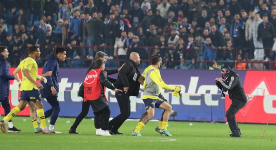 Video: Nikni fani pēc spēles uzbrūk līksmojošiem 'Fenerbahce’ futbolistiem
