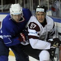 Latvijas hokeja izlasei pirms PČ būs par vienu pārbaudes spēli mazāk