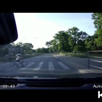 Asinis stindzinošs video: Auto krustojumā gandrīz notriec bērnu