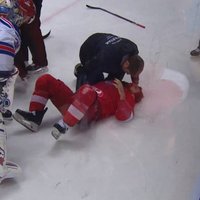 Daugaviņš KHL mačā gūst nopietnu savainojumu un pamet laukumu uz nestuvēm