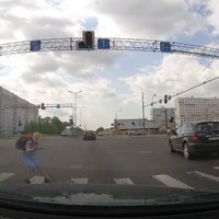 ВИДЕО: В Риге школьник едва не угодил под машину, перебегая дорогу на красный свет
