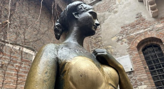 Veronas tūristi atkal izberzuši caurumu Džuljetas krūtī