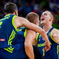 Slovēnija sensacionāli gāž no troņa Spāniju un iekļūst 'Eurobasket 2017' finālā