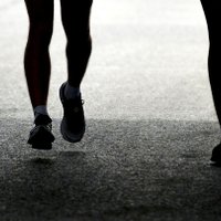 Maratonists saņem balvu par palīdzību večukam