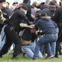 ФОТО, ВИДЕО: На акциях в поддержку Бабарико и Цепкало в Беларуси задержаны около 200 человек