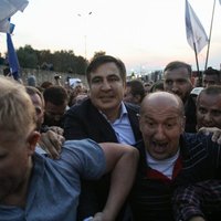 Saakašvili cauri slēgtajam robežpunktam ielaužas Ukrainā