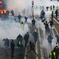 Foto: Francijā 'dzelteno vestu' protesti pulcē 84 tūkstošus cilvēku